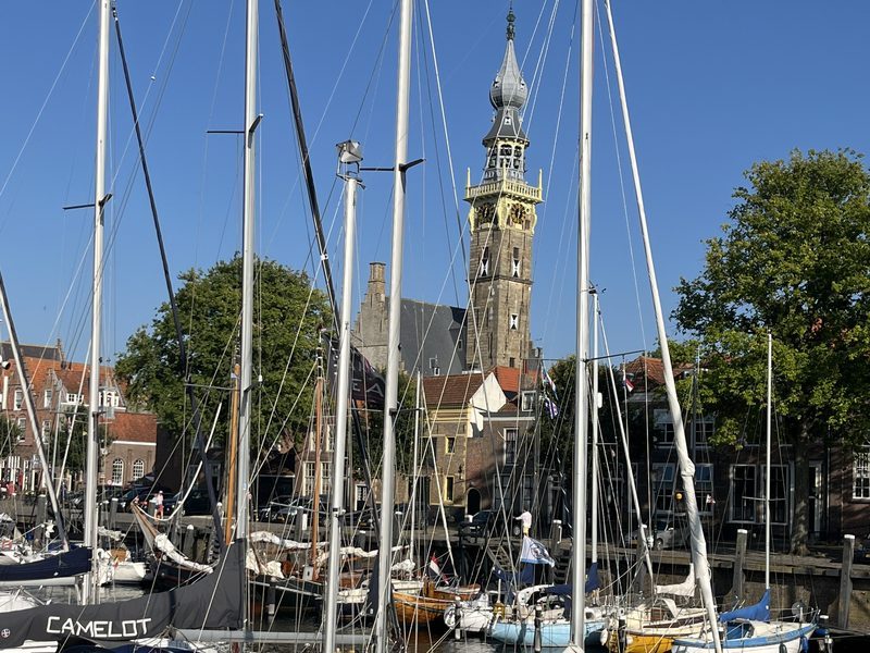 Hafen mit Kirchturm